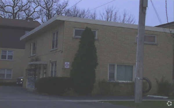 Primary Photo - 13-15 Webster Ave