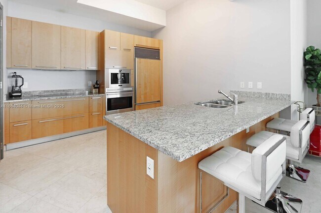 Building Photo - 15901 Collins Ave