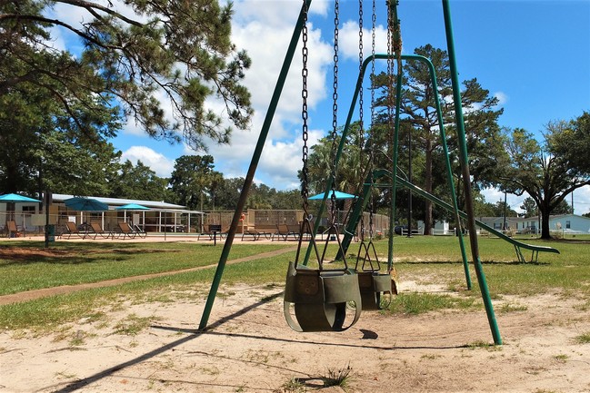 Disfruta de nuestra área de juegos infantiles. - Meadows Mobile Home Park