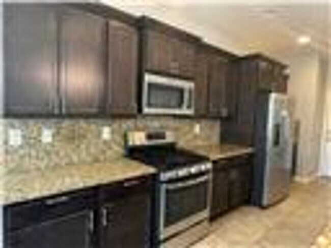 Foto del edificio - spacious 4 bedroom 2.5 bath home