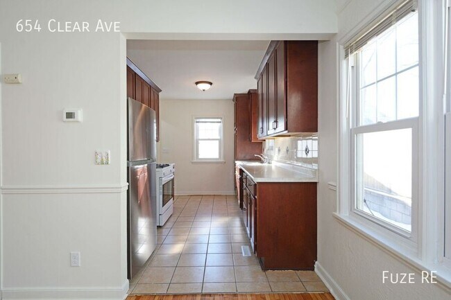 Building Photo - 654 Clear Ave E