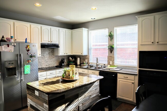Building Photo - 8500 Twin Oaks Dr