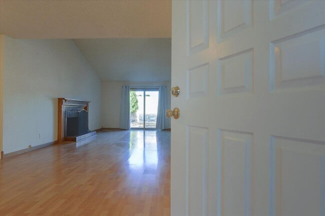 Building Photo - Great Home in Secure Complex