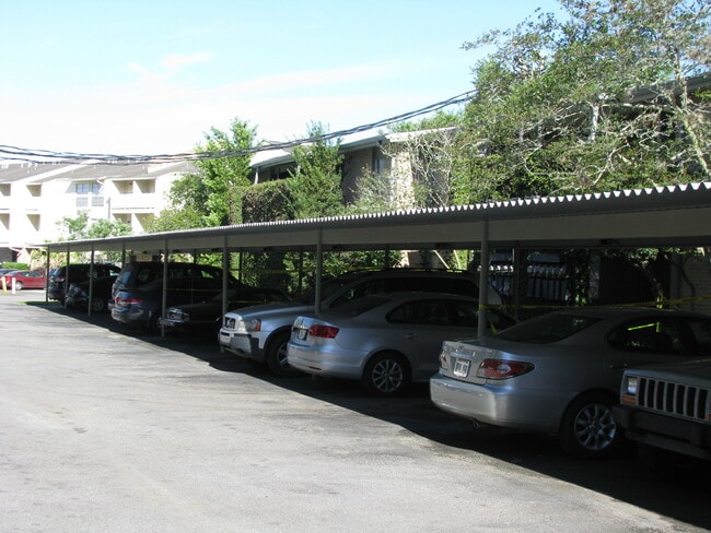 estacionamiento cubierto reservado - 2800 July St