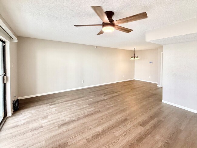 Building Photo - 2816 S Bartell Dr