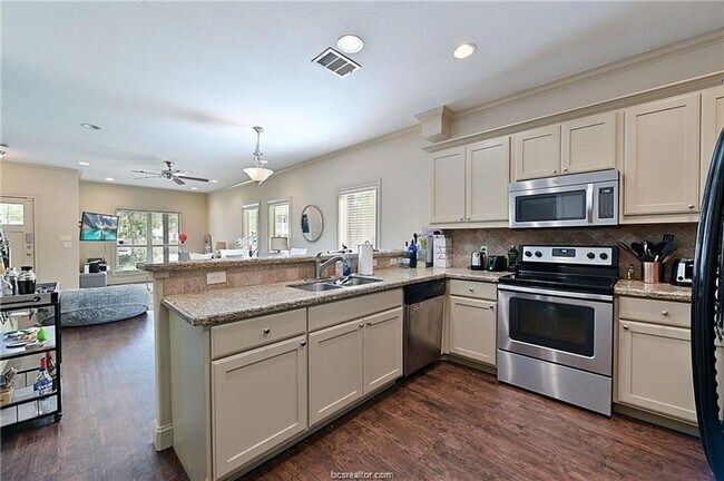 Building Photo - 305 Fidelity St