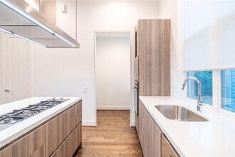 Building Photo - 5869 E Post Oak Ln