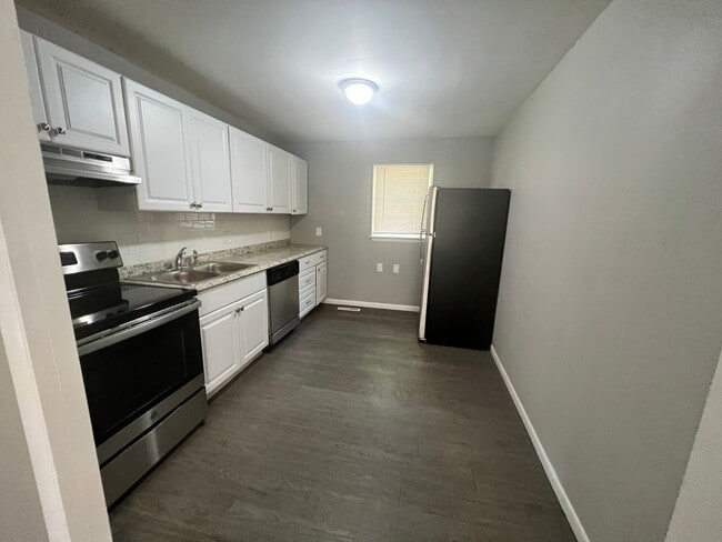 Building Photo - 4 Bed, 1.5 Bath- $1,395.00