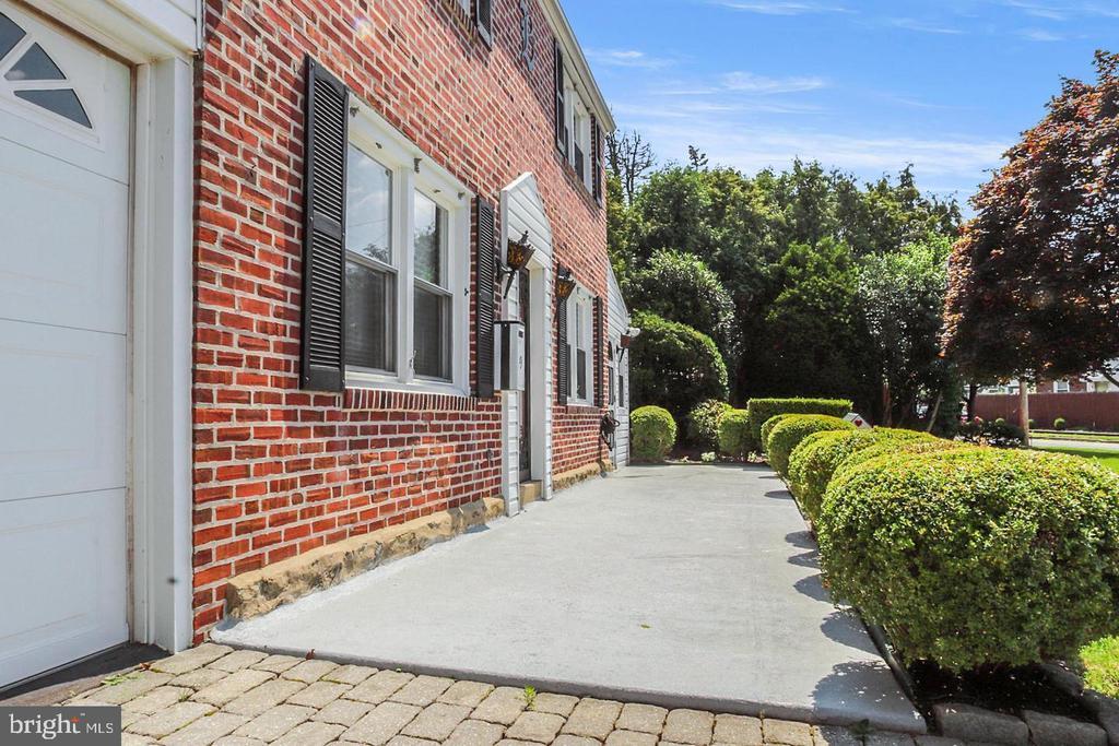 Primary Photo - 9 Strathaven Dr