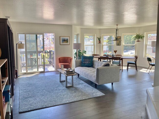 Bright third-floor unit with balcony - 2750 Market St