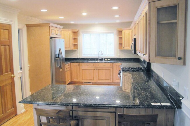 Building Photo - 16 King St