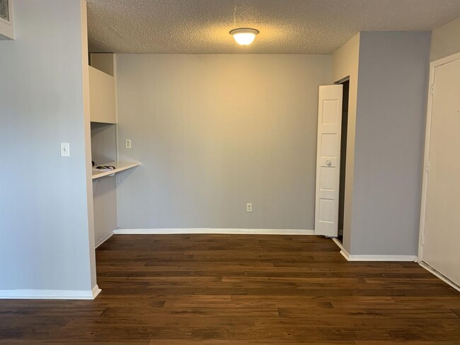 Foto del edificio - 4010 Bob Wallace Avenue Southwest Apt 4 - 1