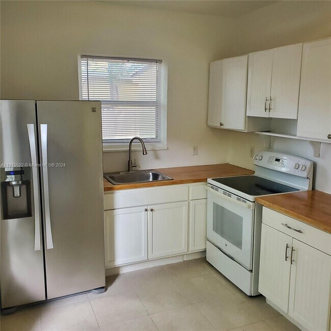 Foto del edificio - 225 NW 59th St