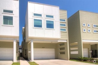 Building Photo - 2210 Hutchins St