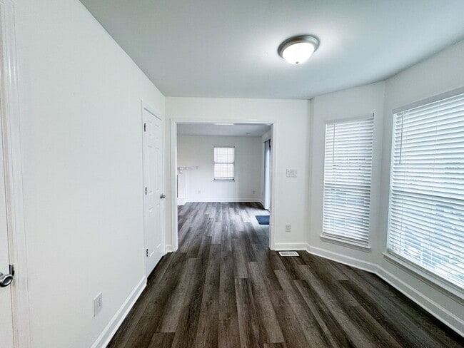 Building Photo - Conveniently Located 3 Bed 2.5 Bath Home i...