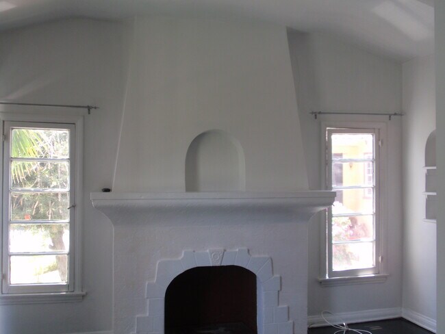 Living Room - 1343 S Burnside Ave