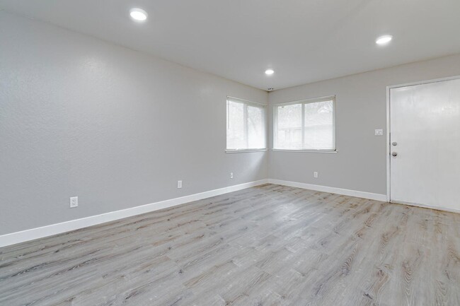 Building Photo - Fully Updated 2 Bedroom 1 Bath Condo