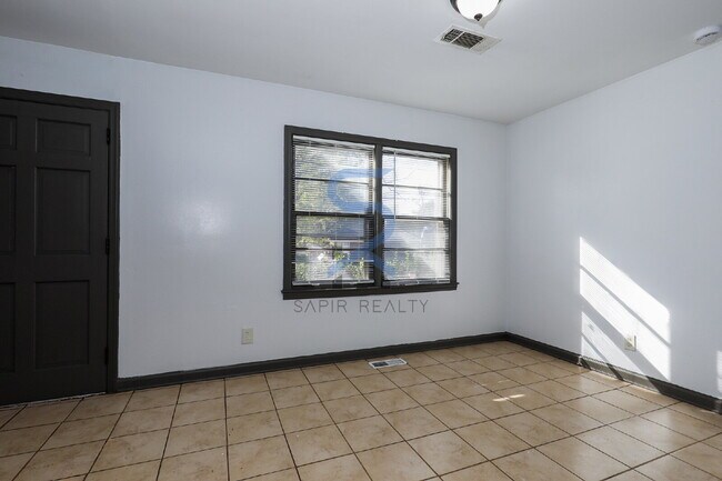 Building Photo - 1678 Bagpipe Pl