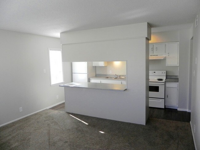 Building Photo - Fully Remodeled 2 Bedroom Available Now!