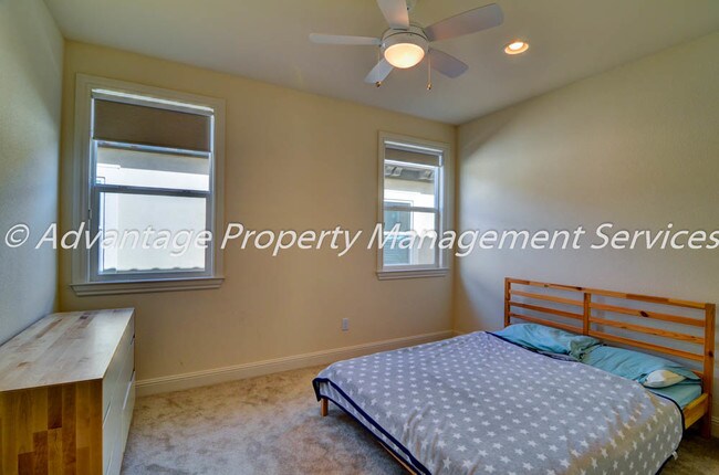 Building Photo - Almost New 4 Bed, 3.5 Bath 3,000 sq ft House