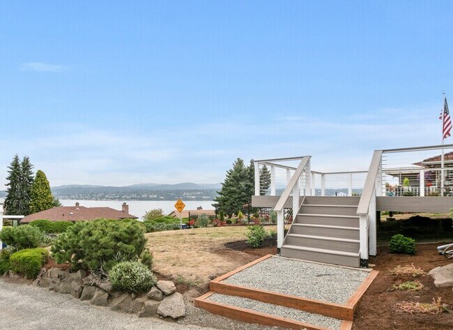 Foto del edificio - Stellar Mid-Century Modern LAKE VIEW Home