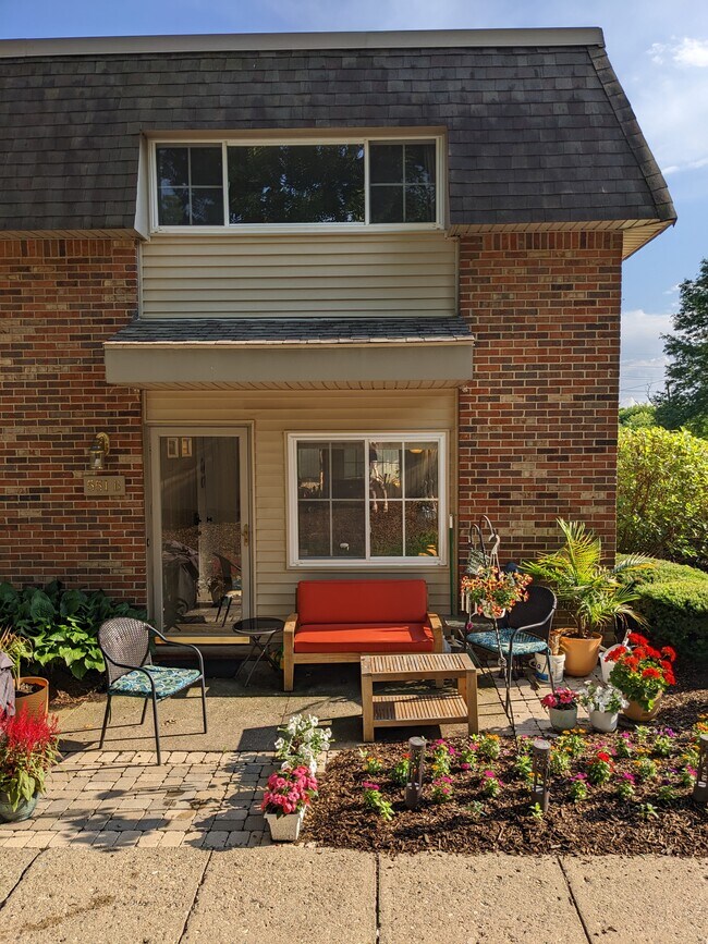 Front entrance with patio - 551 Longshore Dr