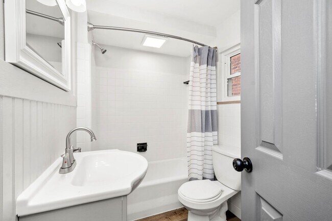 Foto del edificio - SCORE 50% OFF 1ST MONTH'S RENT IF SIGNED BY JUNE 19! Beautiful 3 bedroom home in Pittsburgh avail...