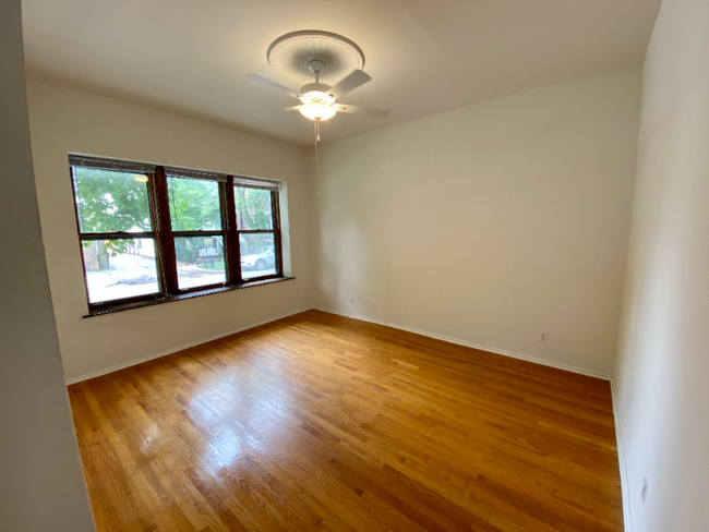 Foto del edificio - 1210 W Nelson St