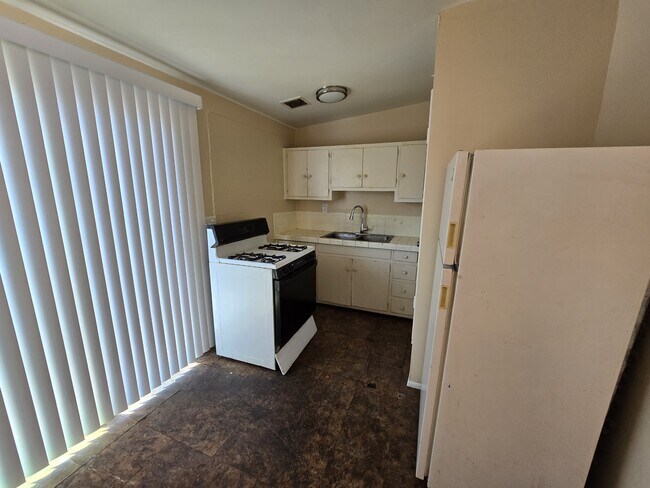 Foto del edificio - 3423 E Flower St