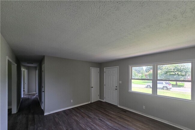 Building Photo - 303 Cartwright Dr