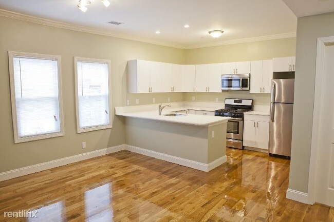 Foto del edificio - 4 br, 1 bath House - 17 Imrie Rd # 2C