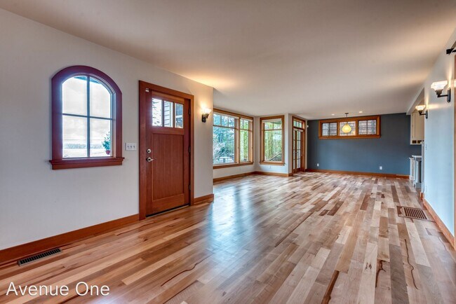Foto del edificio - 3 br, 2 bath House - 9709 Lake Shore Blvd NE