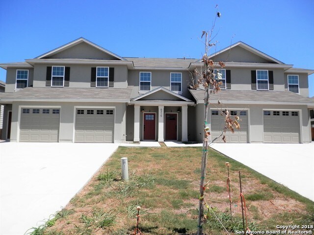 Foto del edificio - **APPLICATION RECEIVED** Three Bedroom Townhome in Prime Location! Close to New IKEA, I-35, Forum...