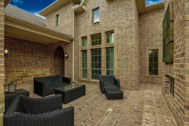 Foto del edificio - 5218 Alden Springs Blvd