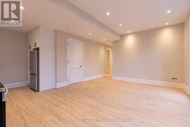 Building Photo - 185 Fairholme Ave