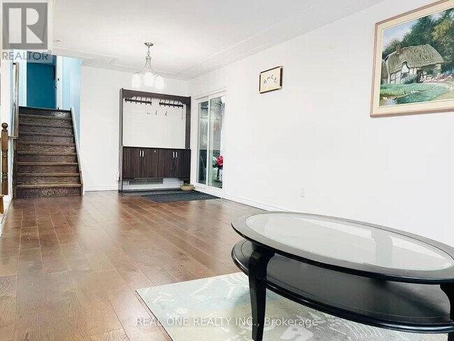 Building Photo - 642 Eaglemount Crescent