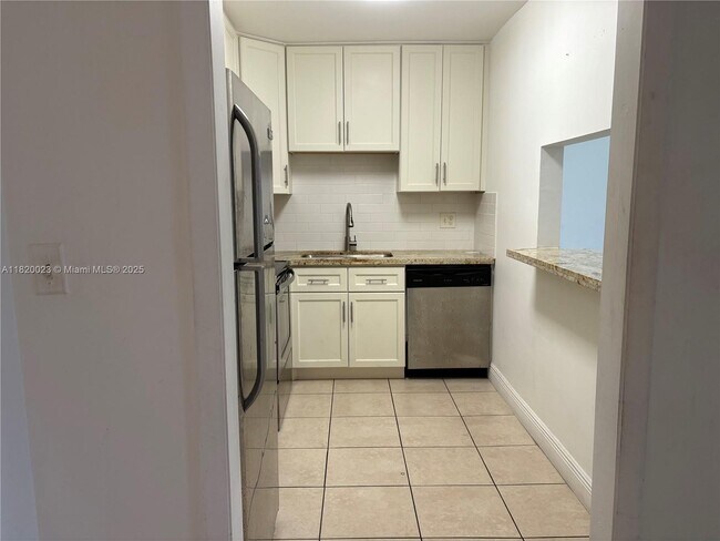 Building Photo - 4164 Inverrary Dr