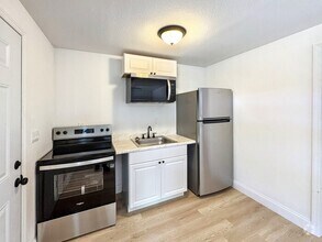 Building Photo - 4605 N Hubert Ave