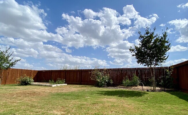 Foto del edificio - 4 bedroom + Office & Upgraded Garage!