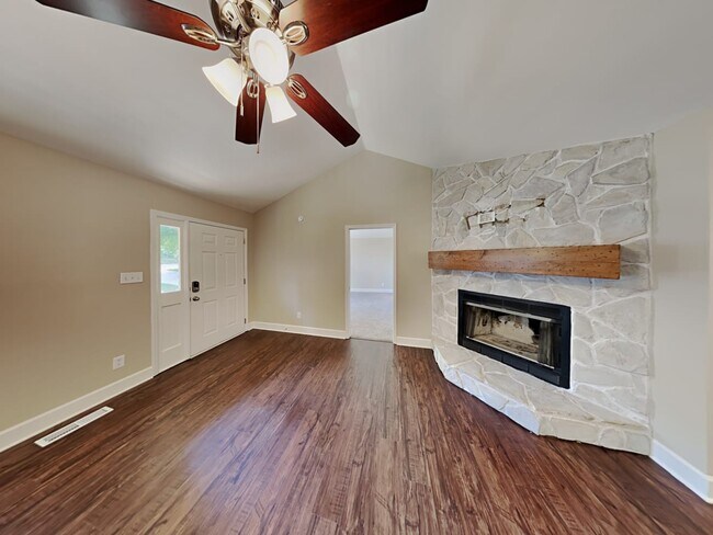 Building Photo - 158 Creek Haven Dr