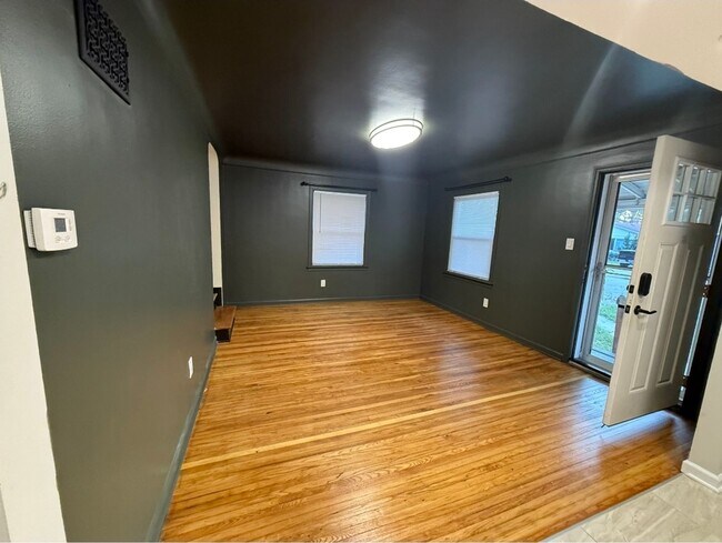 Foto del edificio - Charming 3 bedroom bungalow freshly updated