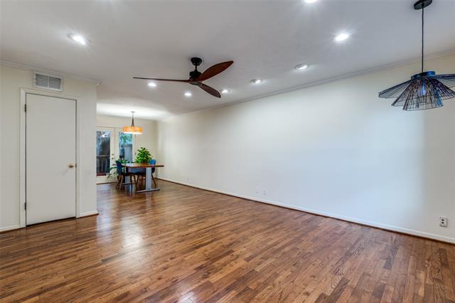 Foto del edificio - 4932 N Hall St