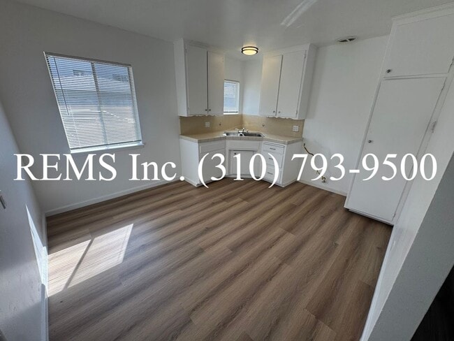 Foto del edificio - Refurbished Unit with a 1 Car Garage and L...