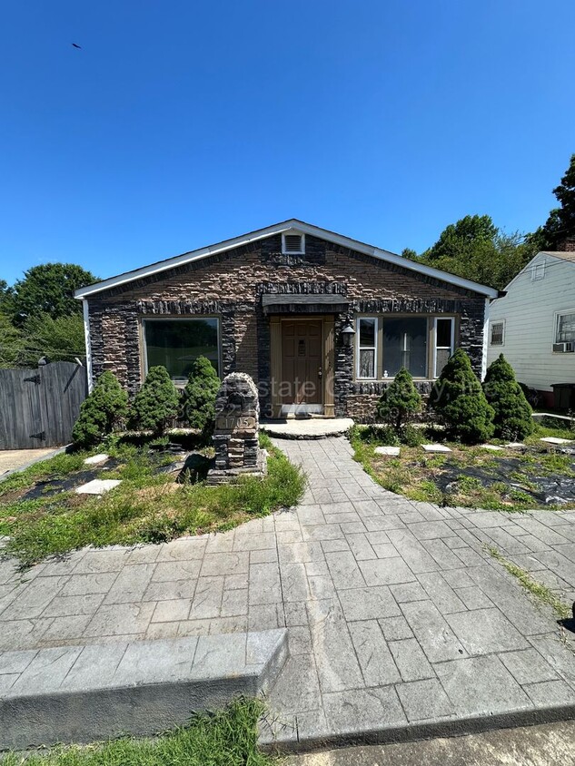 Primary Photo - 1705 N Graham Court
