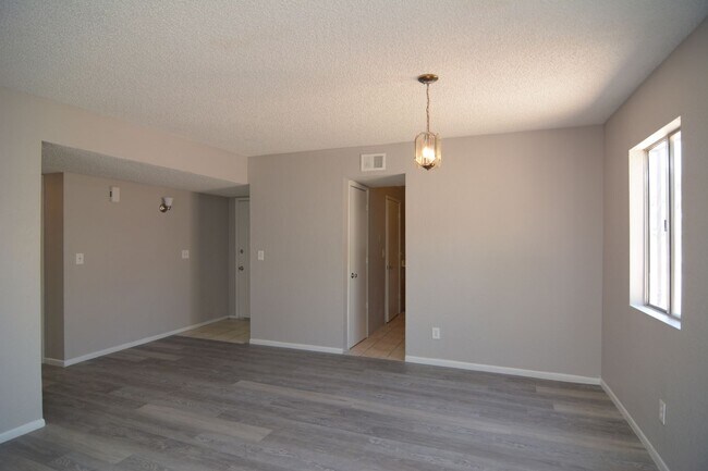 Building Photo - Charming 2 Bedroom 2 Bath Townhouse! South...