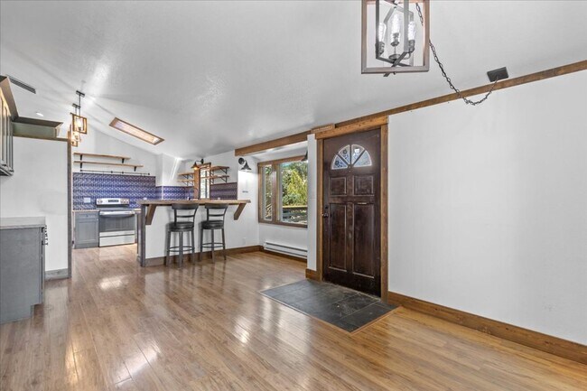 Foto del edificio - Beautiful Three Bedroom Home on Half Ac...