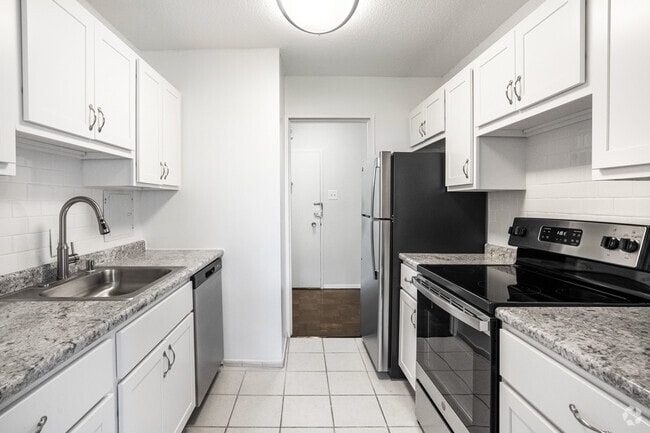 1BR, 1BA - 936SF - Kitchen - Calvert House Apartments