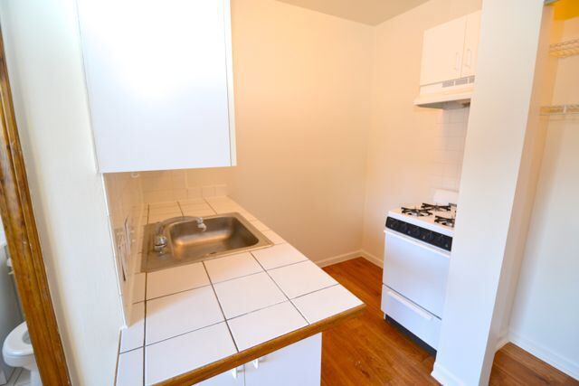 Building Photo - 4241 N Kenmore Ave