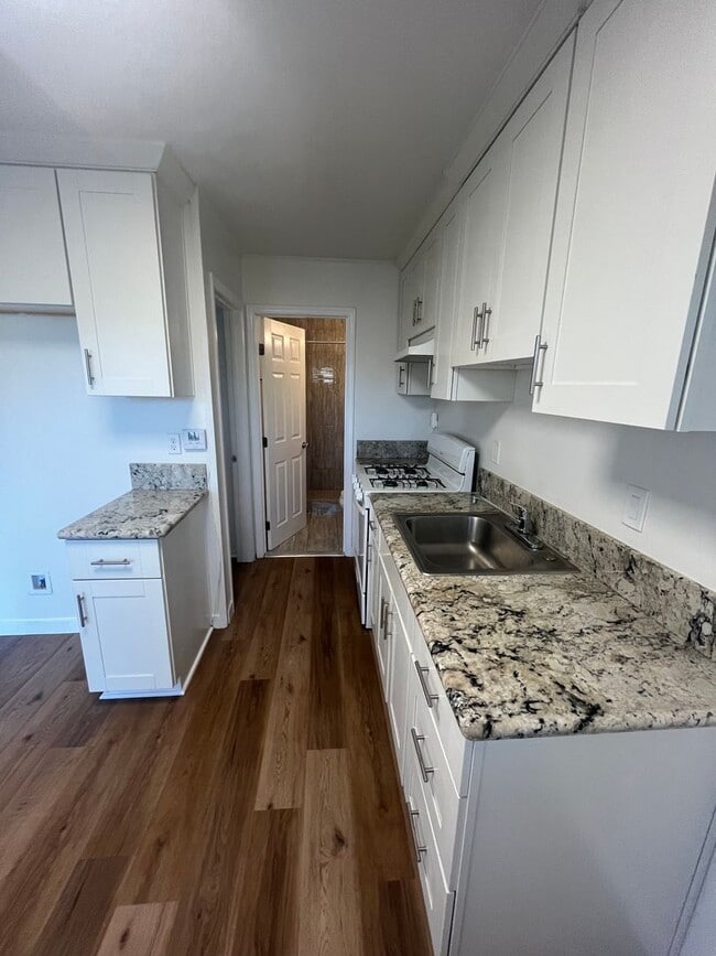 Building Photo - 334-336 E School St.