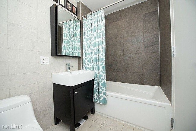 Foto del edificio - 1 br, 1 bath Apartment - 56 Stagg Street 3B